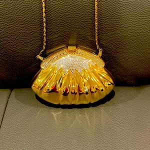 Gold clam shell clutch